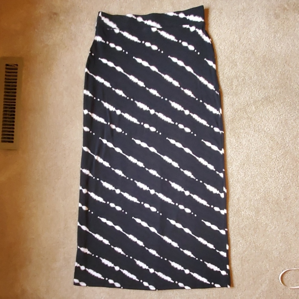Sonoma long knit skirt B&W tie dye Size Small